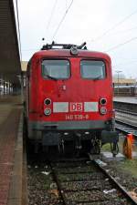 Frontansicht von Führerstand 2 der DB Schenker/DB Fernverkehr 140 539-8 am 16.01.2014 abgestellt in Basel Bad Bf. Sie brachte den Pbz 2459 aus Karlsruhe Hbf nach Basel und wartet nach geschaffter Arbeit im Regen auf die Rückleistung am nächsten Abend in Form vom Pbz 2458 wieder zurück nach Karlsruhe.