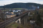 140 789 und eine weitere 140 des Erfurter Bahnservice mit einem Vollholzzug bei Ludwigsstadt Richtung Saalfeld, 23.11.2017