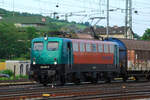 BayernBahn 140 850-9 mit dem Henkelzug beschleunigt nach einem Überholungshalt aus dem Würzburger Hbf in Richtung Rheinland. 23.06.2021