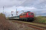 Bayernbahn 140 856-6 erreicht für WEE mit einem Ersatzzug auf der RB89 den Bahnhof Möttingen zur Fahrt von Aalen Hbf nach Donauwörth.