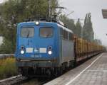 Alle meckern ber das Wetter auch bei Regen wird fotografiert 140 038-0 mit Holzzug von Rostock-Bramow nach Stendal-Niedergrne bei der Durchfahrt im Haltepunkt Rostock-Holbeinplatz.16.08.2014 