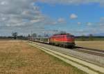 140 070 mit einem leeren Autozug am 16.03.2016 bei Langenisarhofen.