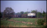 Am Ortsrand von Hasbergen war am 15.5.1992 die 140409 um 8.53 Uhr mit einem Güterzug in Richtung Osnabrück unterwegs.