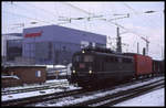 140876 kommt hier am 13.2.1999 aus Richtung Minden mit einem Güterzug im HBF Bielefeld an.
