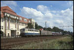 140146 passiert hier am 4.8.2002 mit einem Güterzug am Haken auf dem Weg nach Osnabrück das Automuseum in Melle.