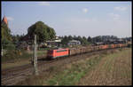 DB 140085 passiert hier am 26.9.2003 auf der Rollbahn mit einem Ganzzug in Richtung Osnabrück den Stadtteil Hohne in Lengerich.