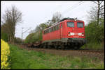 DB 140649-5 ist hier am Ortsrand von Hasbergen am 17.04.2007 um 16.35 Uhr mit einem Güterzug in Richtung Münster unterwegs.