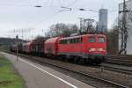 140 217-1 zieht einen kurzen Güterzug durch Köln-West.