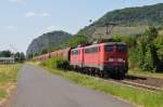 140 837-6 und Schwesterlok ziehen am 05/06/2015 einen schweren Güterzug durch Leutesdorf in Richtung Koblenz.