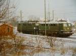 Im Februar 1997 warten 150 179-0 und 140 001-9 mit Einzellampen und im klassischen Güterzuggrün im ehemaligen Bw Crailsheim auf ihre nächsten Einsätze.