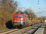140 003 fährt mit einen Langschienenzug durch Rheinhausen Ost.