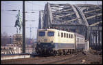 141140 verläßt hier am 27.2.1991 mit einer Garnitur Silberlinge die Hohenzollernbrücke in Köln und fährt um 13.44 Uhr in den Hauptbahnhof ein.