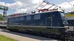 am 10.08.2025 ist E41 001 im Bahnhof Titisee bereit für eine Sonderfahrt nach Seebrugg