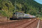 DB Regio 141 228-7 (Bw Frankfurt (Main) 1) mit einem Nahverkehrszug am rechten Rheinufer zwischen Rüdesheim und Kaub am 25. Juni 1999.