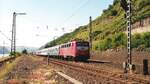 DB 141 185-9 mit Regionalzug in Kaub in Richtung Rüdesheim am 12. August 1999.