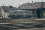 DB-loc 141 196-6 (Bw Frankfurt (Main) 1) wartet im Bw Aschaffenburg am 18. Juni 1986 auf den nächsten Einsatz.