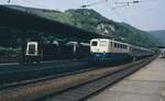 DB 141 151-1 (Bw Frankfurt (Main) 1) steht am 17. Juli 1987 mit seinem Eilzug abfahrbereit am Gleis 2s im Bf Bingerbrück. Am Gleis 3s 212 017-8 mit einem Nahverkehrszug.
