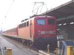 141 066, die damals lteste 141, mu am 15.4.2004, vier Monate nach dem Knallfroschende in Hessen, einer defekten RegioTram Garnitur auf der Strecke nach Hmme aushelfen, hier zu sehen in Kassel Hbf.