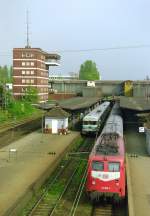 624 668 als RB 4841 (Osnabrck–Oldenburg) und 141 106 mit RB 12686 (Paderborn–Bad Bentheim) am 28.04.2000 in Osnabrck Hbf