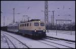 141266 fährt am 16.2.1991 um 09.08 Uhr in Hamm mit einem Gepäckwagen Zug durch.