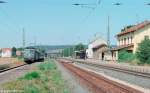 Die grüne E-Lok 141 029 fuhr am 6.9.91 mit einem Nahverkehrszug nach Ansbach in Lehrberg ein.
