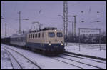 141265 fährt am 16.2.1991 um9.08 Uhr mit einem Postzug in Hamm ein.