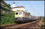 141346 mit E 3820 nach Heidelberg kommt hier am 26.06.1993 um 18.54 Uhr an der Deutschordensburg in Gundelsheim vorbei.