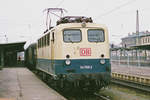 30. Dezember 1998, im Bahnhof Lichtenfels steht ein Nahverkehrszug mit Lok 141 358.