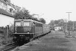 Von diesem Bahnhof sind nicht die geringsten Spuren mehr übrig : Kassel-Kirchditmold. Er lag an einer als elektrifizierte Nebenbahn eingestuften eingleisigen Strecke von Kassel-Wilhelmshöhe nach Kassel Hbf und wurde von den Personenzügen von/nach Eschwege und Bebra/Marburg benutzt. Aufnahme vom September 1979.