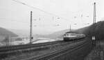 141 311 vom BW Bebra durchfährt am 3.4.1988 den für den Personenverkehr aufgelassenen, aber als Betriebsbahnhof weiter genutzten Bahnhof Oberrieden. Interessantes Detail im Hntergrund sind die vom Werrahochwasser teilweise überfluteten DDR-Grenzanlagen.