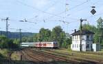 Während ihrer Frankurter Zeit kamen die ehemaligen S-Bahn-141 aus Nürnberg bisweilen auch bis Kassel. Am 7.7.2000 fährt 141 437 mit einer äußerst  bunten  Wagengarnitur als RB nach Bebra in Guntershausen ein.