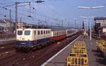 Oft aber war es ein buntes Sammelsurium von Wagentypen, was den  Wiesbaden-City  bildete. Sogar vor dem Einsatz von Nahverkehrswagen schreckte man nicht zurück. Mainz Hbf, Mai 1991. 