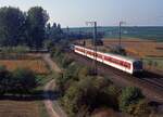 Seit 1991 fuhren die  Wiesbaden-City-Züge  auch zwischen Wiesbaden und Frankfurt Hbf, hier eine geschobene 3-Wageneinheit im Sommer 1991 bei Hochheim am Main.