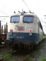 141 412-7 ist die letzte blau / beige 141 beim BW Braunschweig. Hier steht sie mit einer RB im ehemaligen Gterbahnhof Wilhelmsburg, der fter zum Abstellen von RBs genutzt wird.
Mai 2004