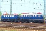 Die E 41 001 in blau schleppt ihre Vertreterin der Schnellzugliga, die E 10 002 durchs Bw-Gelnde. Sommer 2005, Bw Koblenz-Ltzel