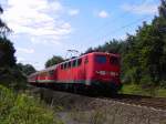 141 097 strebt im August 2004 mit einer Regionalbahn Soest entgegen,nahe Holzwickede aufgenommen.