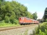 141 330 passiert am 18.8.04 ein Waldtstck nahe Holzwickede mit ihrer RB Soest-Dortmund.