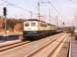 141 081-0 mit Einfachlampen und RE 3020 Wolfsburg-Bad Bentheim auf Bahnhof Bad Bentheim am 25-03-1998. Bild und scan: Date Jan de Vries.