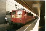 Feierabend fr den Lokfhrer von der 141 420 in Saarbrcken Hbf im August 2000.