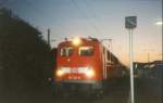 Der leuchtende Knallfrosch ist 141 341, die hier am 17.10.2003 mir ihrer RB von Twistringen nach Bremen einen Halt in Bassum einlegt.