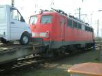 Eine 141 am 24.3.05 in Karlsruhe Hbf, mit einer Grolieferung Mercedes Sprinter, vermutlich nach Italien. Was macht der Lokfhrer da blo???;)