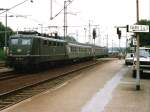 Heute drei Farbvariante der Knallfrosche: Die grne 141 184-2 mit Eilzug 7050 Minden-Bad Bentheim auf Bahnhof Bad Bentheim am 18-08-1992.