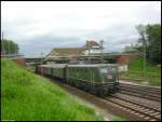 Beinahe htte es geklappt: Als 141 228 am 27.05.2006 mit ihrem Pendelzug vom Eisenbahnmuseum Darmstadt-Kranichstein zum Hauptbahnhof den Bahnhof Darmstadt-Nord durchfuhr, hatte ein Straenbahnzug die Brcke eine Minute zu frh berquert und damit die Hoffnung zunichte gemacht, beide Zge auf das Bild zu bekommen, der Anhnger ist am Bildrand links noch zu erkennen. Am Zugschlu hngt die V36 405, unter dem Schatten der Brcke kaum zu sehen.