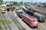 Blick von der Straßenbrücke nach Norden auf die Fahrzeugausstellung in Nördlingen am 14.6.09. Vorne 141 083 und links 701 628, hinten die Bahnsteige.
