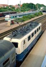 141 421 mit SE 5351 (Tostedt–Hamburg Hbf) am 10.08.1995 in Buchholz (Nordheide), im Hintergrund SE 5346 (Hamburg Hbf–Tostedt)