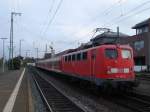 Die gute alte 141 402 ist auf einer ihrer letzten Fahrten. Hier wurde sie im Herbst 2006 bei der Ausfahrt aus Gieen Hbf geknipst. Mittlerweile steht sie ausgeschlachtet in Frankfurt und wartet auf den nchsten Schrottzug.:-(