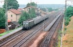 Im Bahnhof Oberdachstetten überquert eine Straßenbrücke die Gleise und bietet eine perfekte Übersicht. Am 31.8.91 sah man noch klassische Bundesbahn-Nahverkehrszüge mit grüner 141 009 und unlackierten Silberlingen.