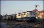 141216 fährt am 15.08.1989 um 19.13 Uhr mit dem E 3216 nach Neckarelz in den Bahnhof Dallau ein. Hinter der Lok läuft noch ein Behelfspackwagen mit.
