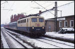 141301 steht mit dem RB Richtung Altenbeken am 13.2.1999 abfahrbereit im Bahnhof Warburg.