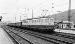 Doppeltraktion bei der Baureihe 141 (beide Loks aufgebügelt) sah man nicht so häufig. 141 239 + 141 xxx am 3.10.1981 in Gemünden/Main.